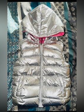 Little girls Silver Hooded Puffer Vest with Pink Lining/interior size 2t